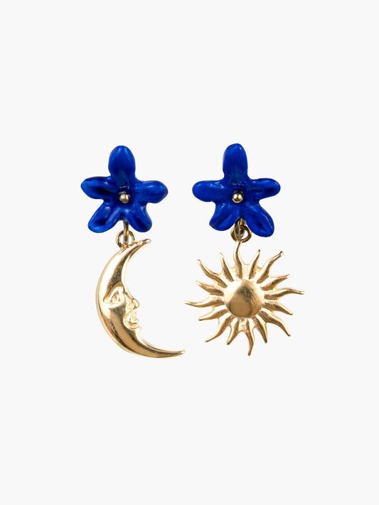 Boucles d’oreilles asymétriques fleur bleue, soleil et lune