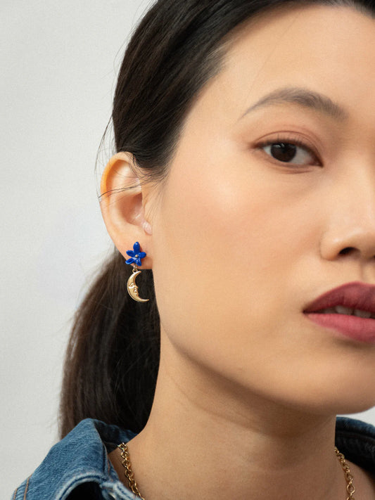 Boucles d’oreilles asymétriques fleur bleue, soleil et lune