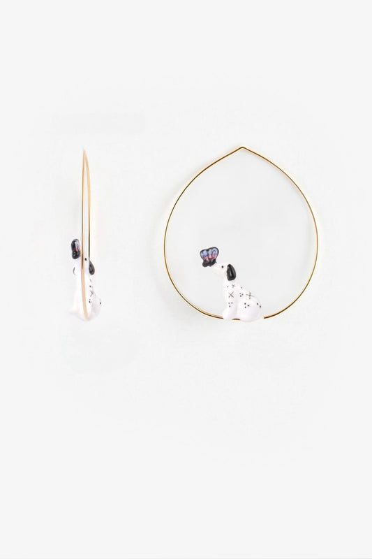 Cane dalmata creolo di taglia media e farfalla