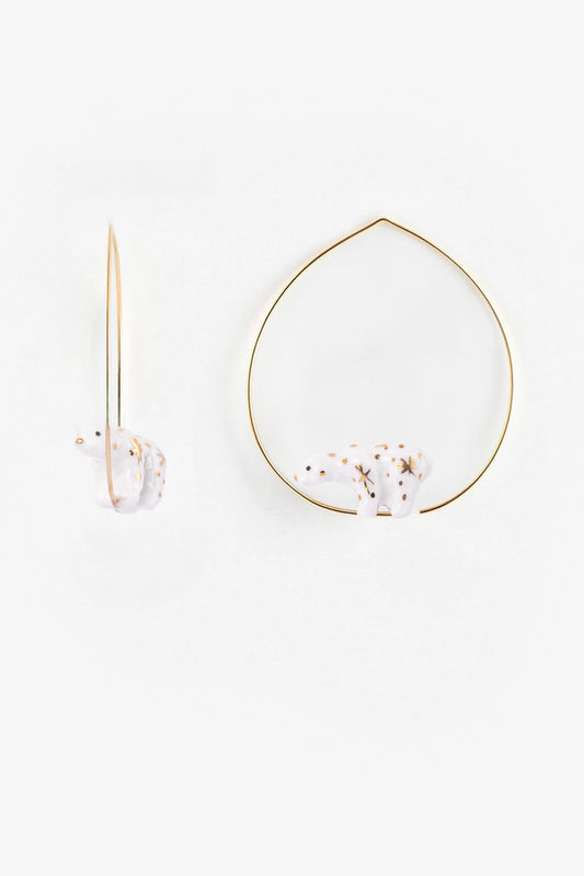 Grandi orecchini a cerchio con orso bianco e oro