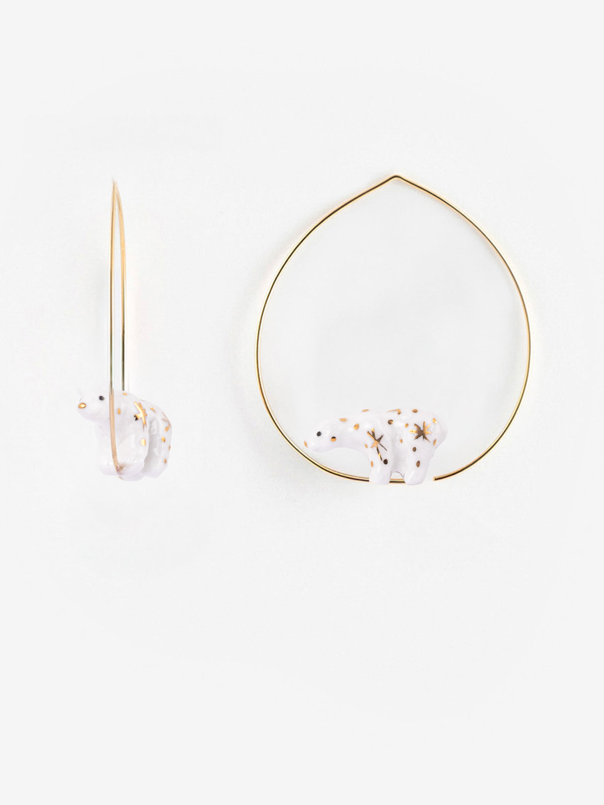 Grandi orecchini a cerchio con orso bianco e oro