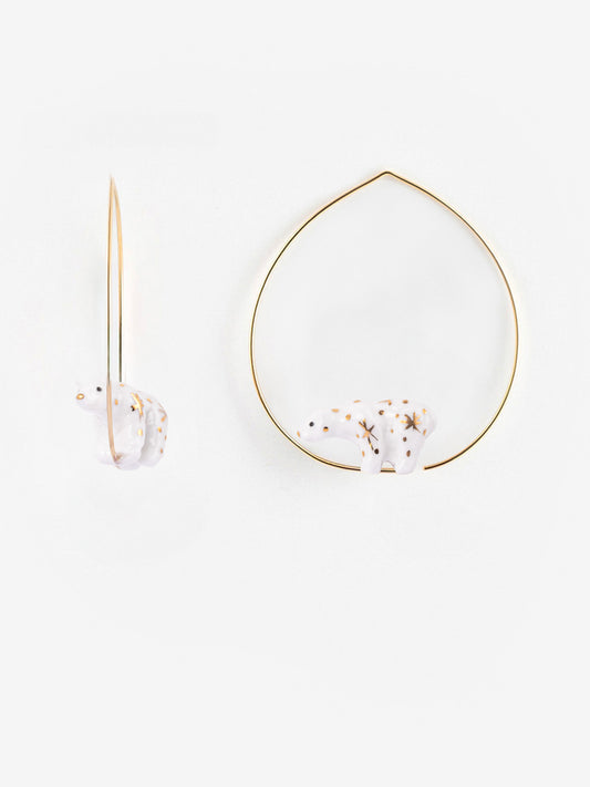 Grandi orecchini a cerchio con orso bianco e oro
