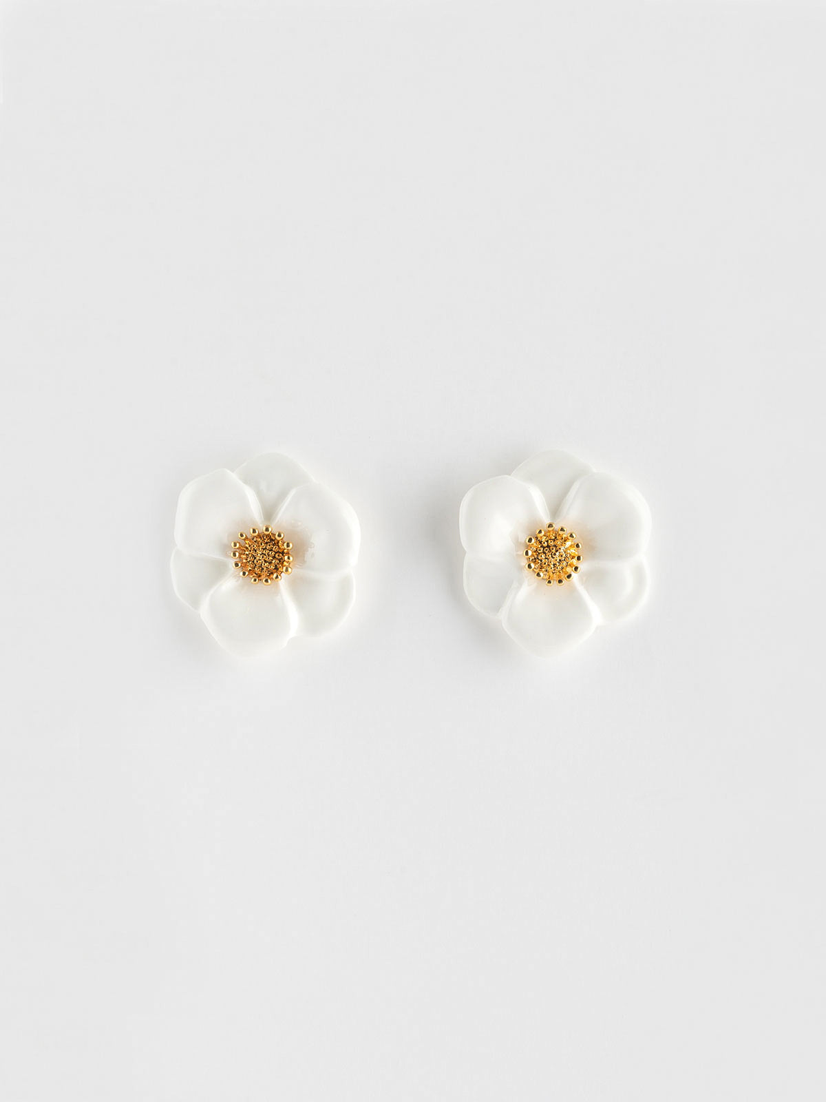 Boucles d'oreilles puces - fleur blanche