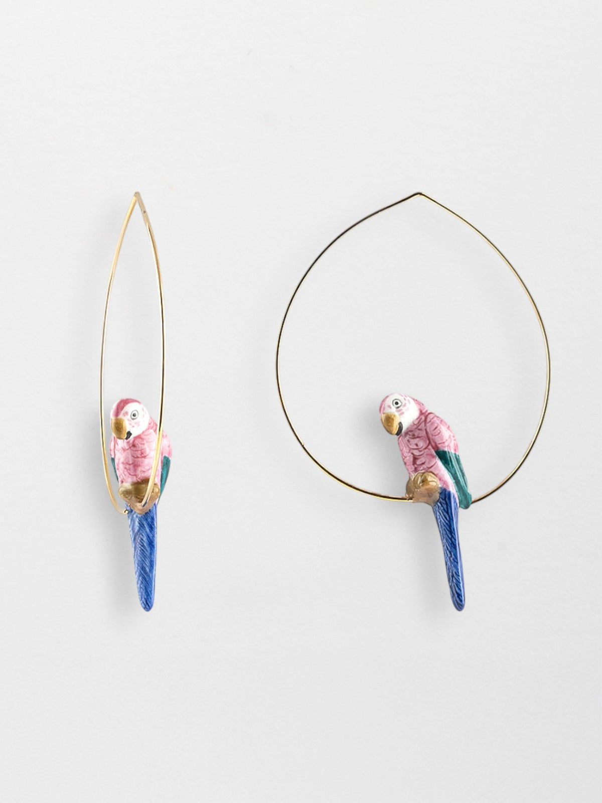 Grandi orecchini a cerchio a forma di pappagallo rosa