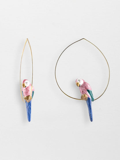 Grandi orecchini a cerchio a forma di pappagallo rosa