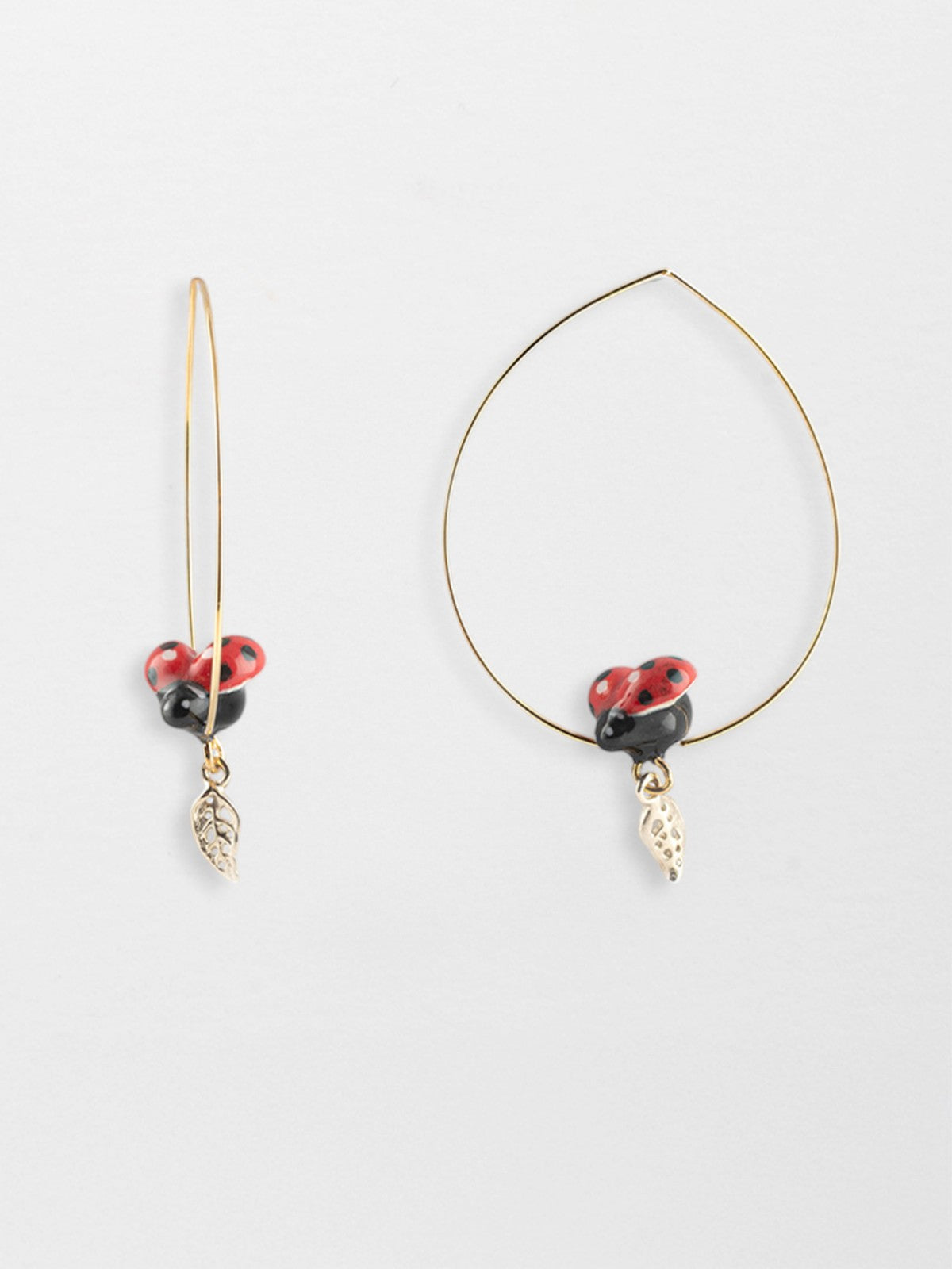 Grandi orecchini a cerchio con motivo a foglia e coccinella