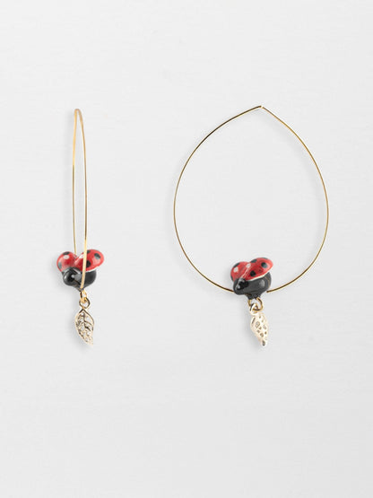 Grandi orecchini a cerchio con motivo a foglia e coccinella