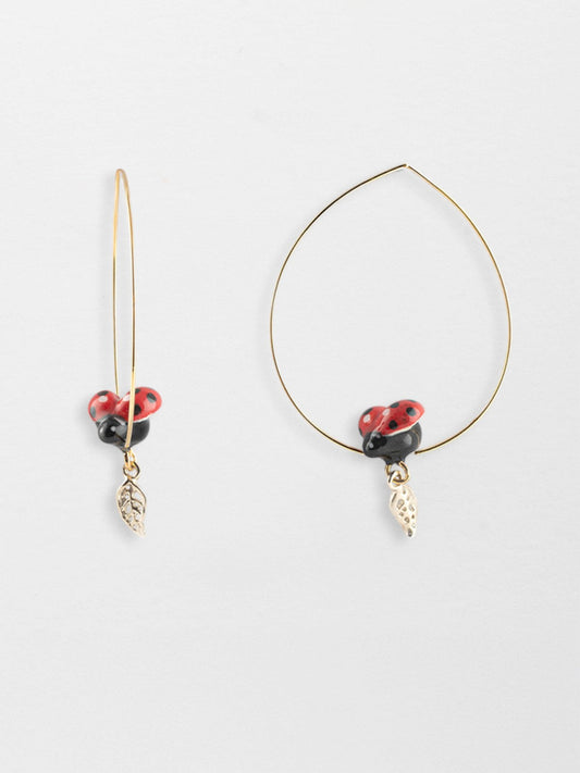 Grandi orecchini a cerchio con motivo a foglia e coccinella