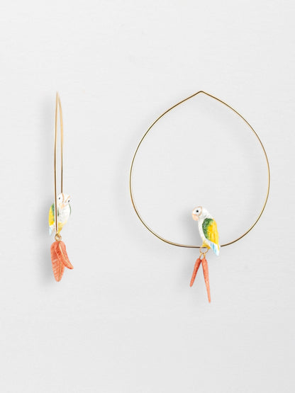 Grandi orecchini a cerchio con pappagallo e piume