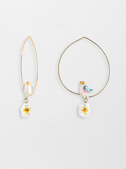 Uccello blu creolo medio e fiore di pero