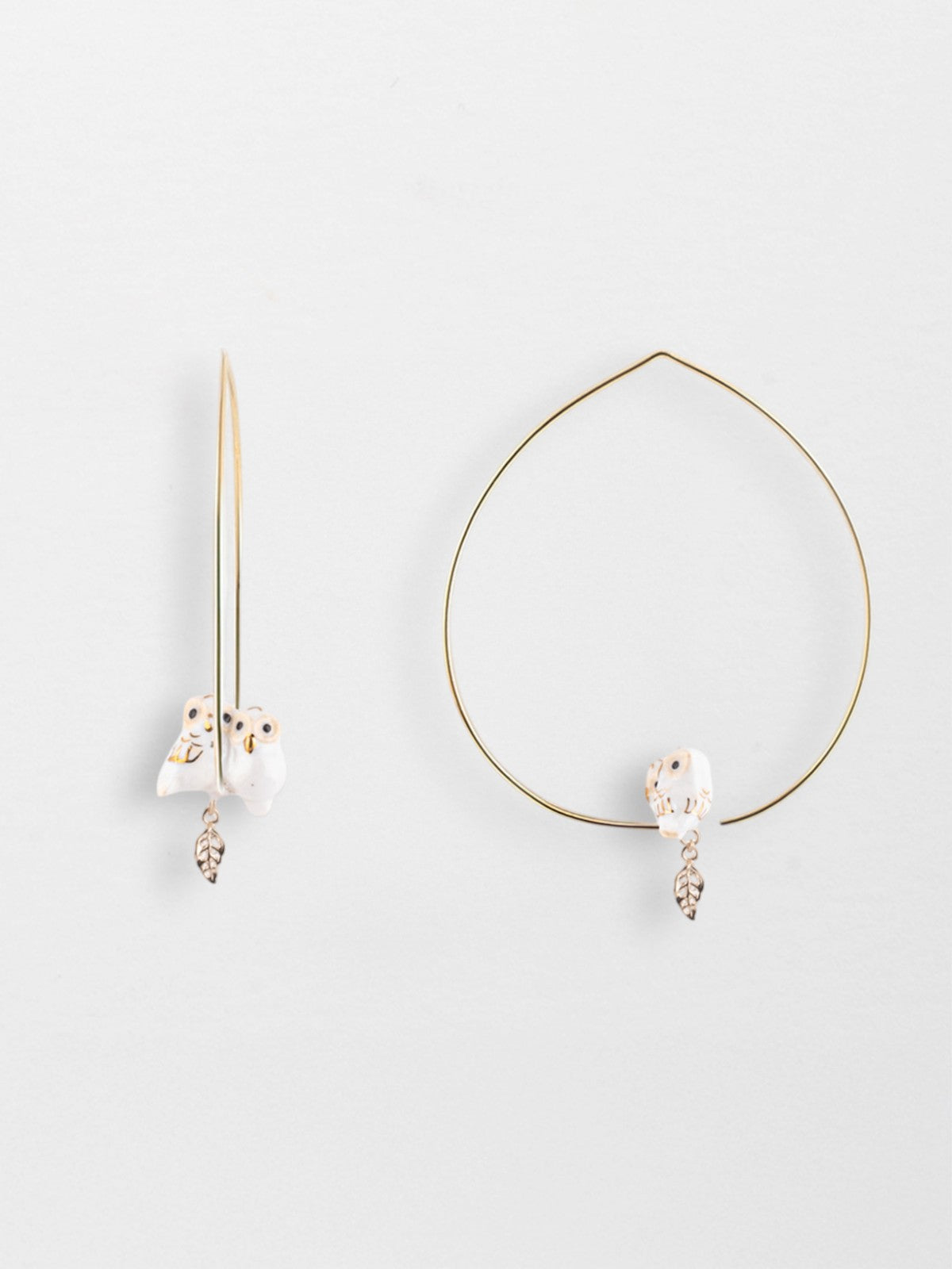 Grandi e graziosi orecchini a cerchio e foglia d'oro