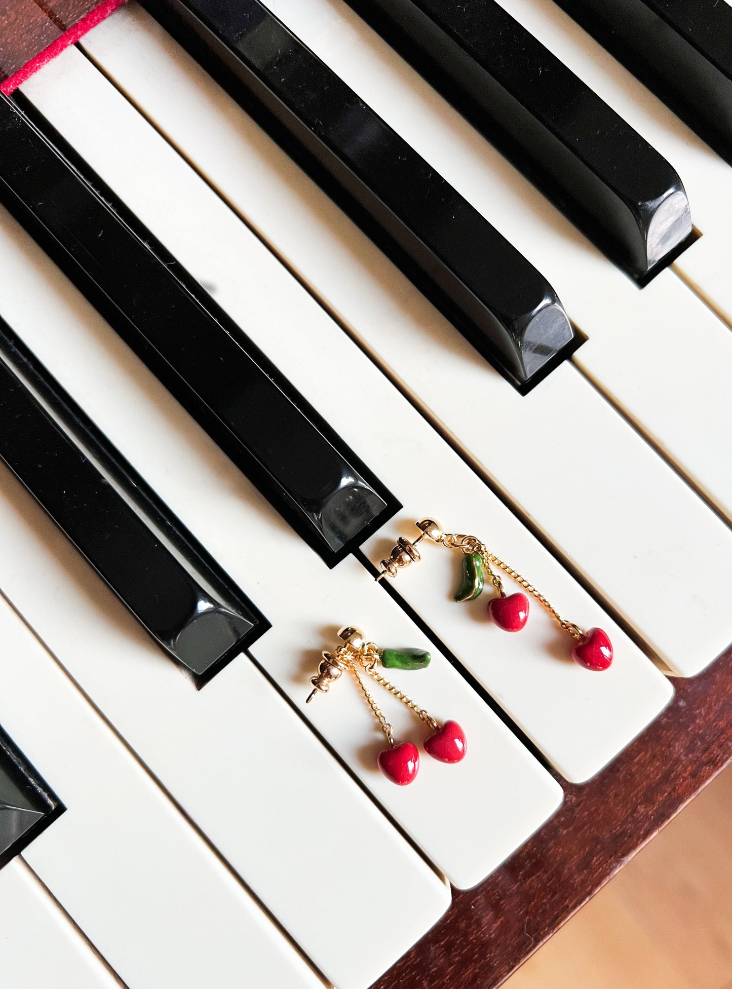 Orecchini pendenti con ciliegia e catena - Chérie Cherry