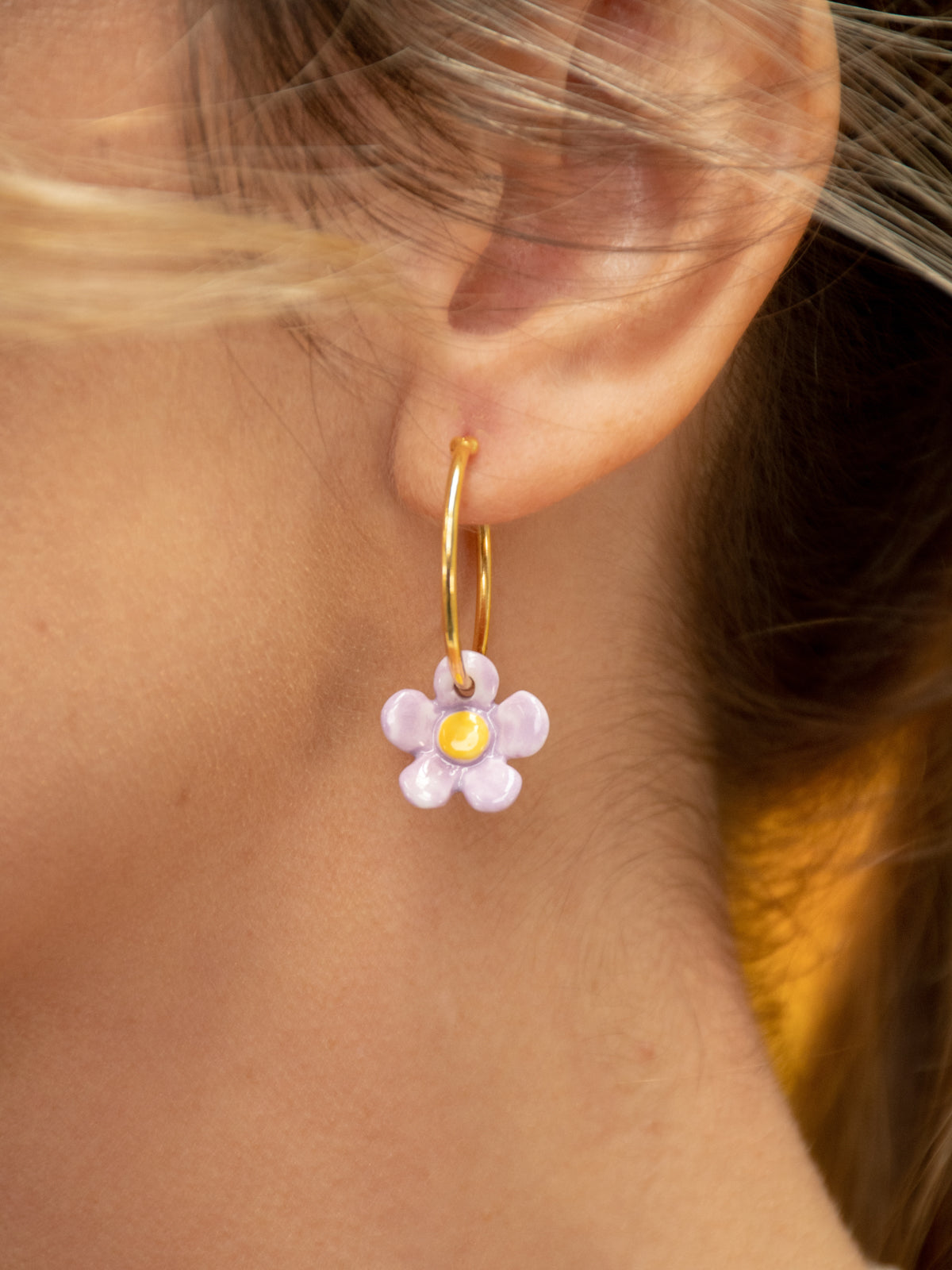 Small two-tone floral hoop earrings