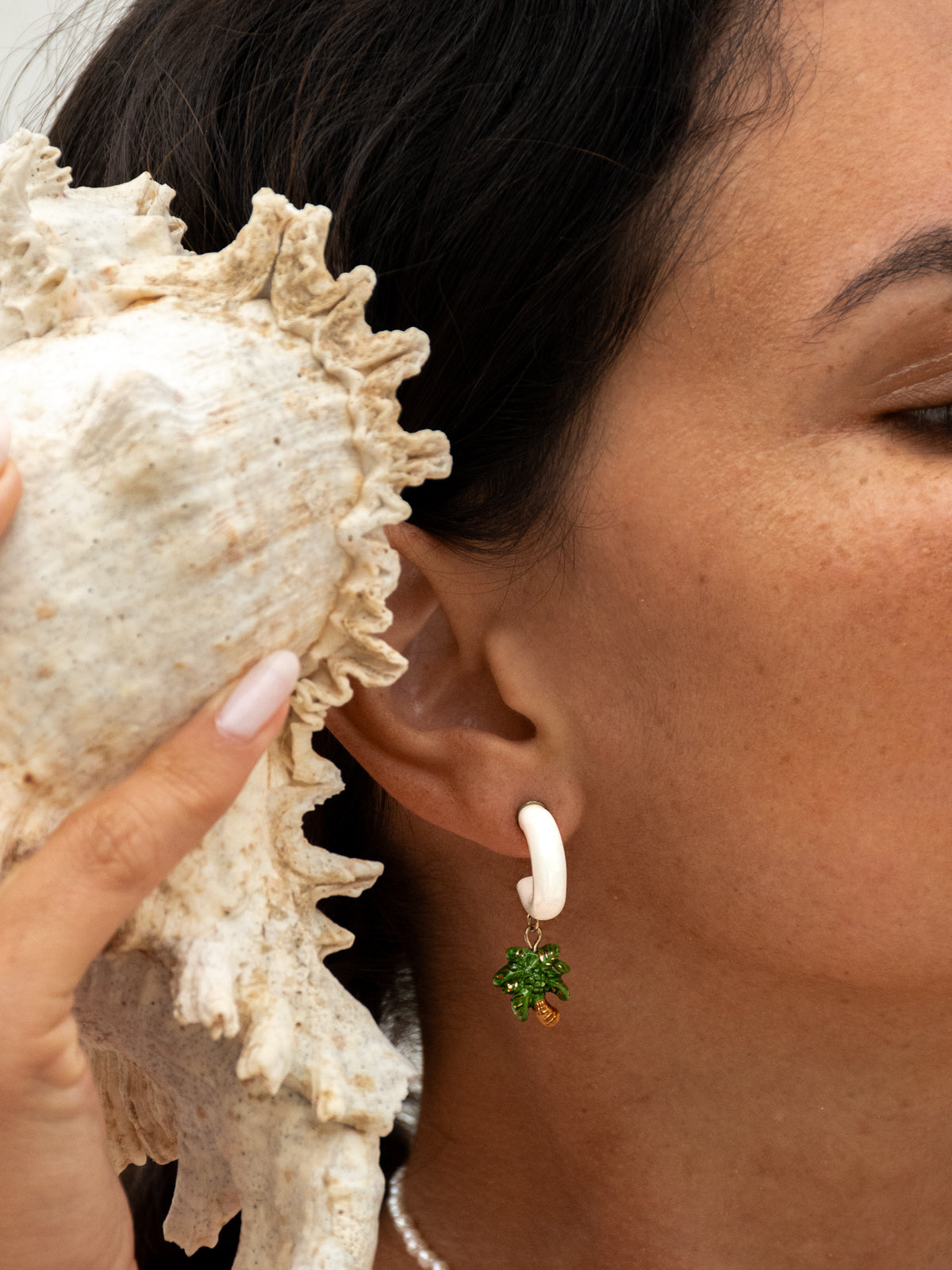 Orecchini con palma bianca