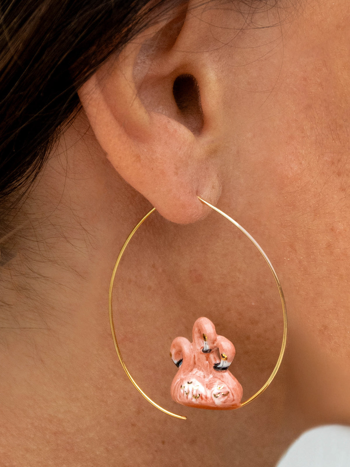 Grandi orecchini a cerchio con fenicottero rosa