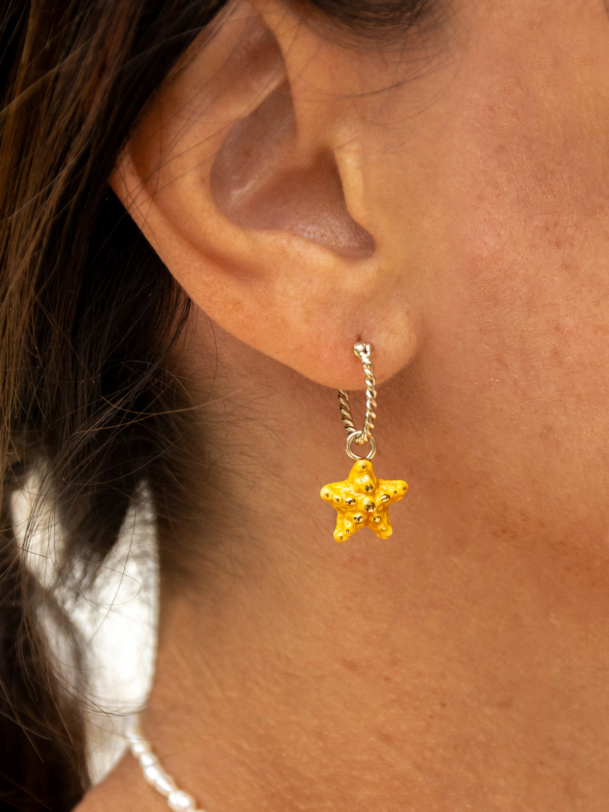 Mini orecchini a cerchio a forma di stella marina gialla - Venduti singolarmente