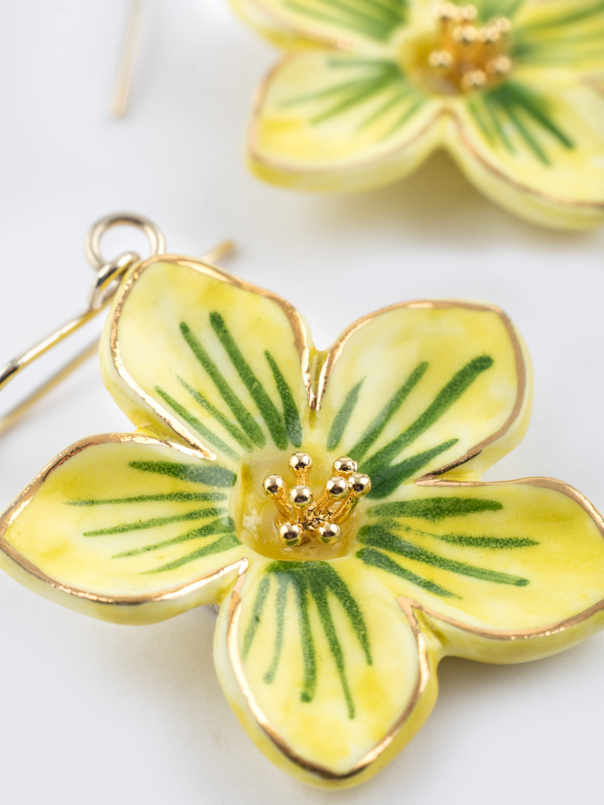 Boucles d'oreilles pendantes fleur jaune