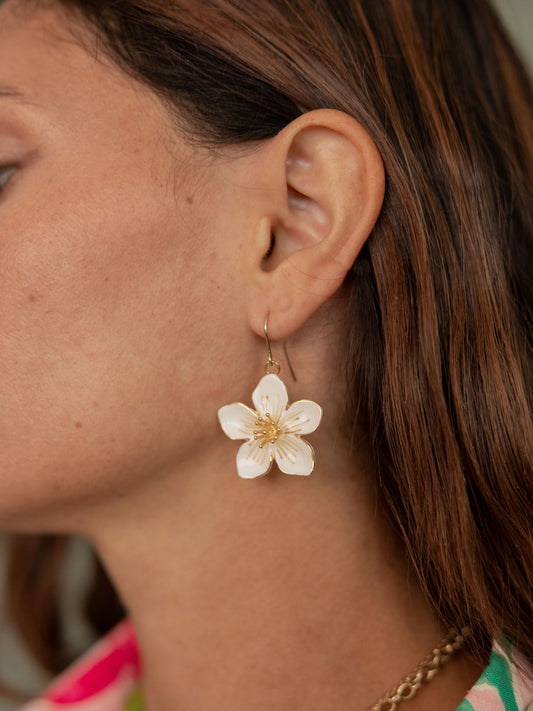 Boucles d'oreilles pendantes fleur blanche