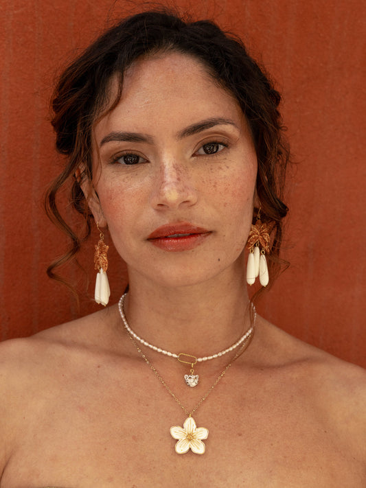 Collier fleur blanche