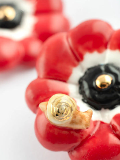 Pulci dell'orecchio di anemone rosso