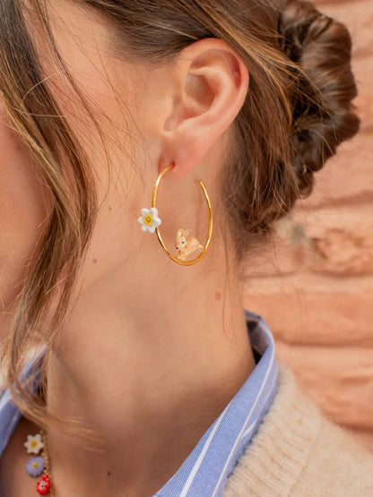 Orecchini a cerchio rotondi con motivo a coniglio e narciso