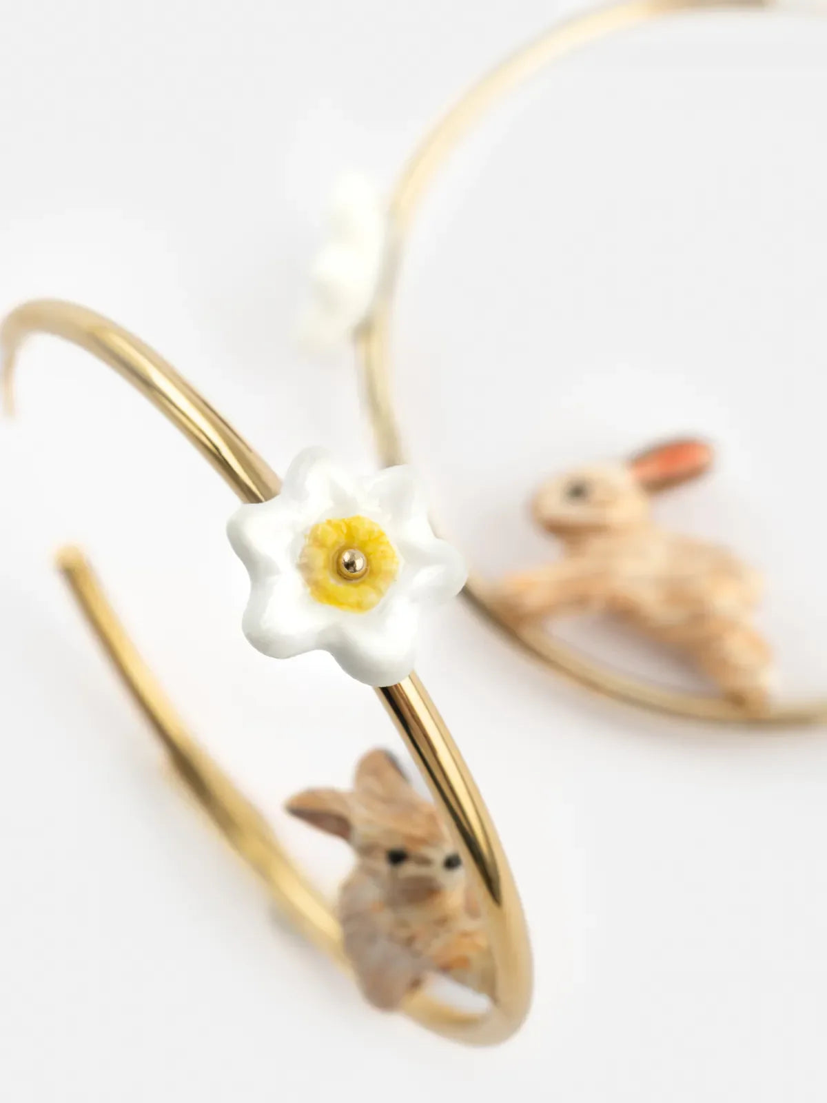 Orecchini a cerchio rotondi con motivo a coniglio e narciso