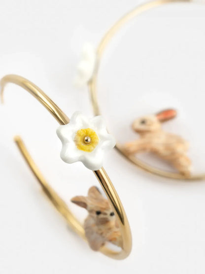 Orecchini a cerchio rotondi con motivo a coniglio e narciso