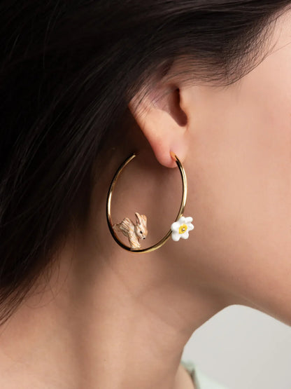 Orecchini a cerchio rotondi con motivo a coniglio e narciso