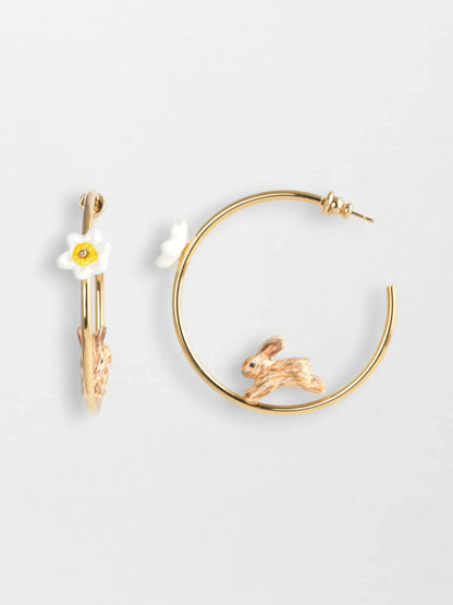 Orecchini a cerchio rotondi con motivo a coniglio e narciso