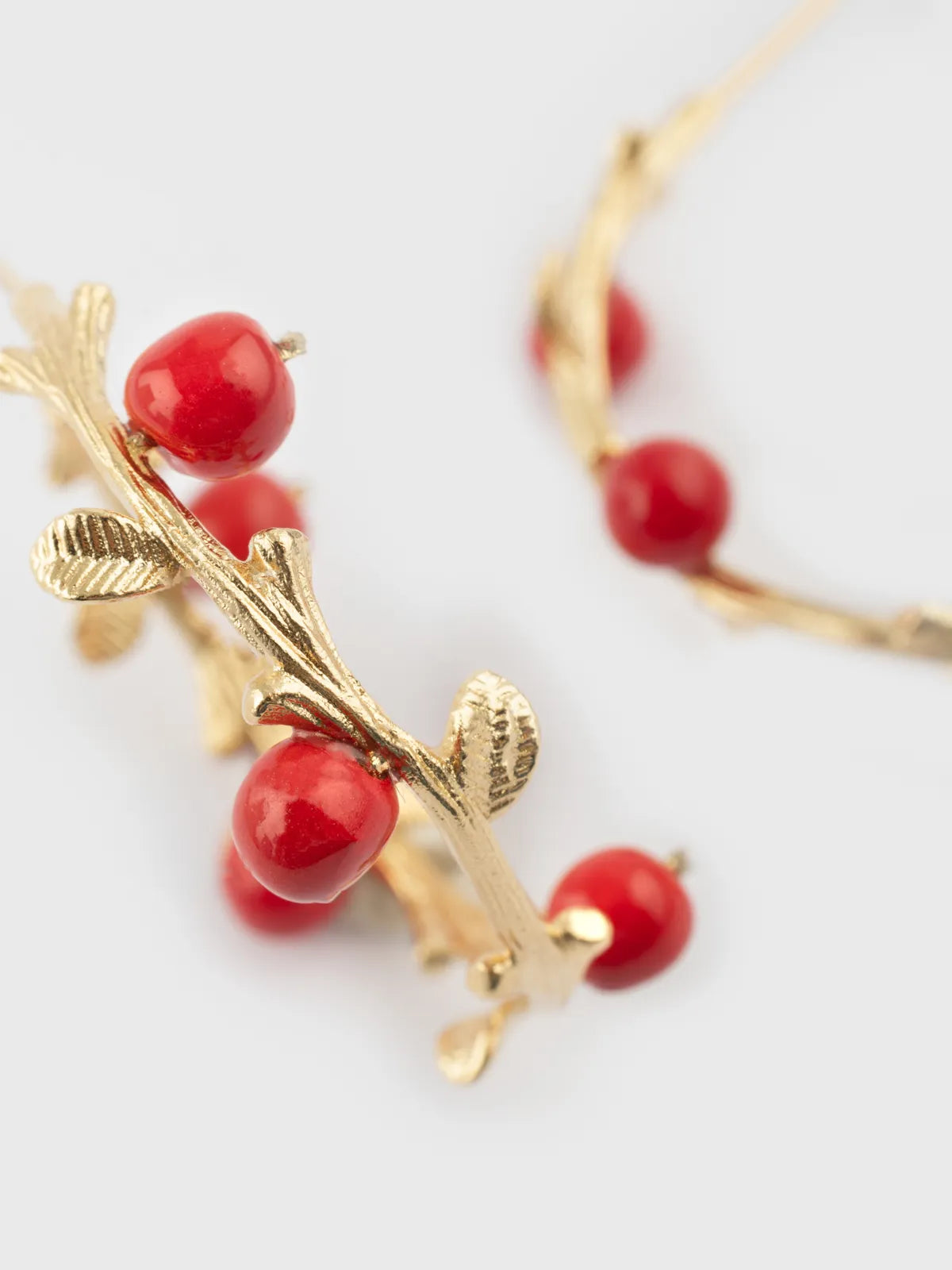 Boucles d'oreilles branches baies rouges