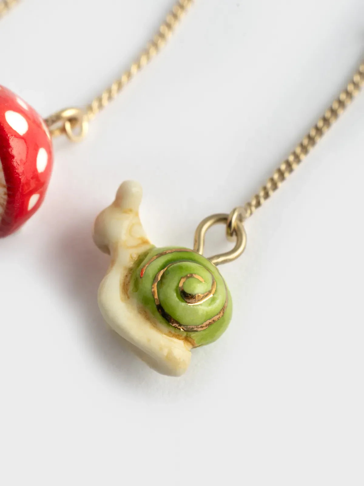 Longues boucles d'oreilles champignon et escargot