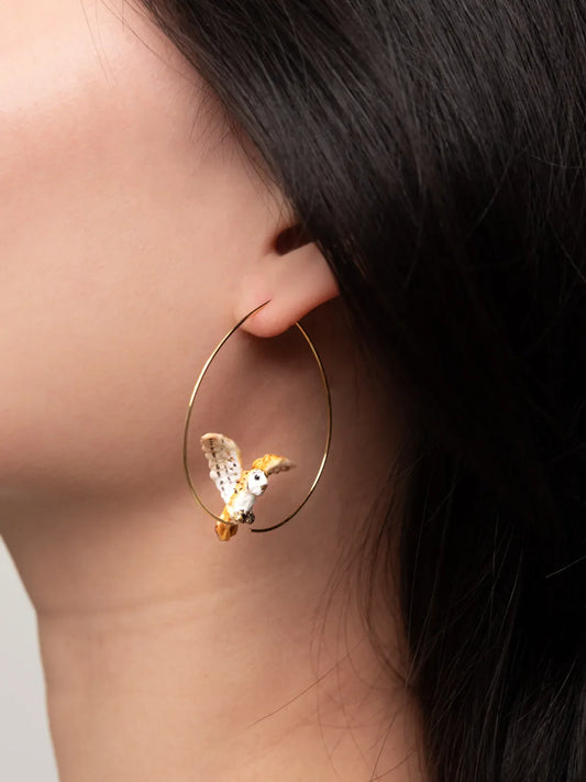 Grandi orecchini a cerchio, perfetti in volo