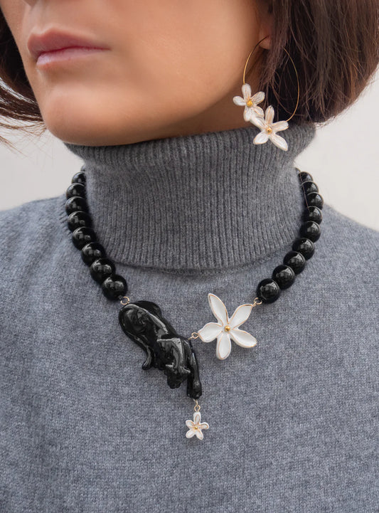 Collana con pantera, fiore e perla