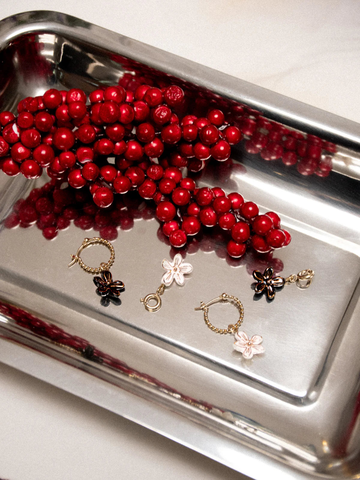 Mini créoles fleur d'Erine noire - vendue à l'unité