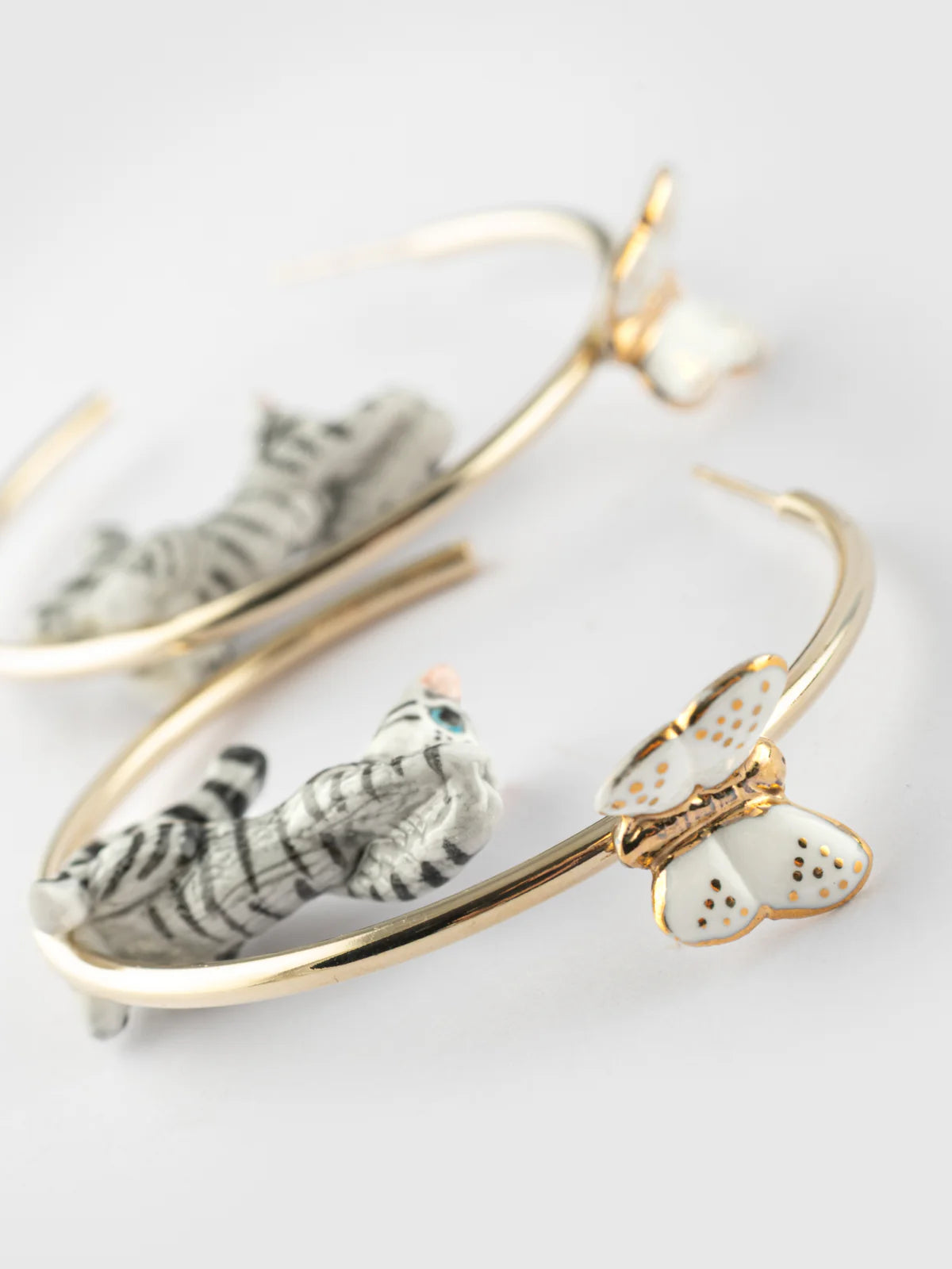 Créoles rondes chat tigré tabby et papillon