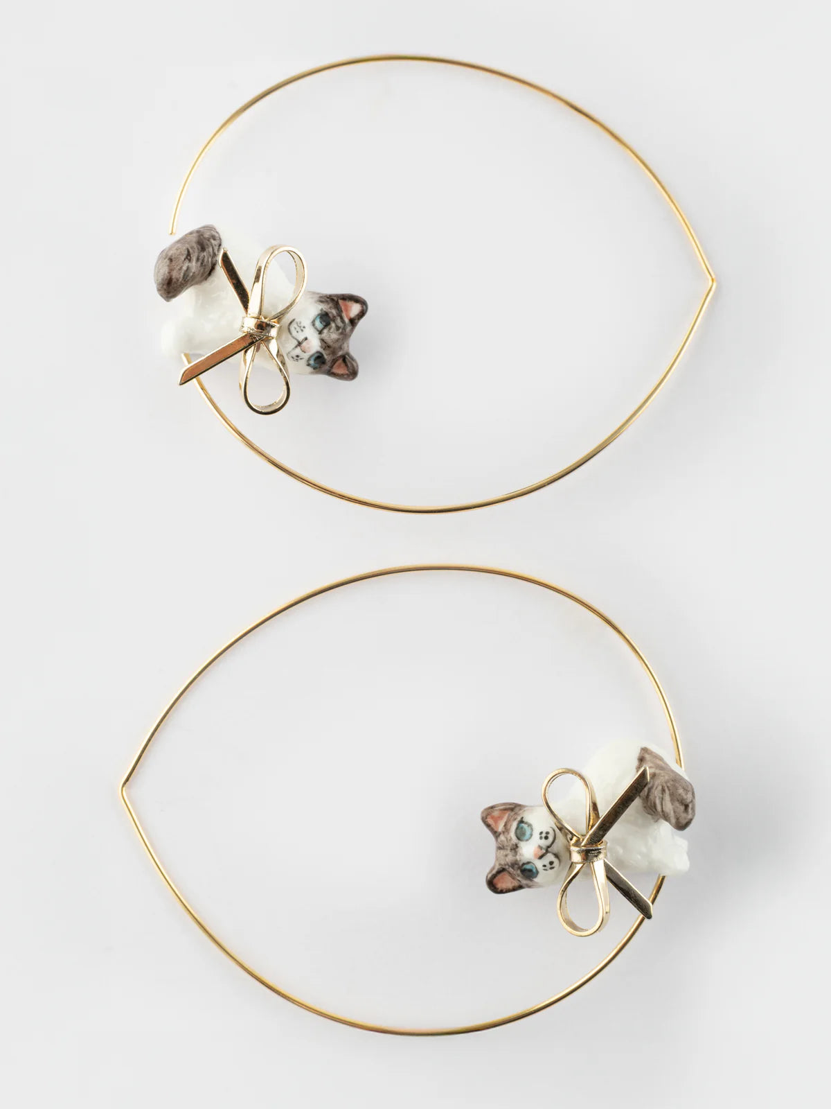 Grandi orecchini a cerchio con fiocco a forma di gatto Ragdoll