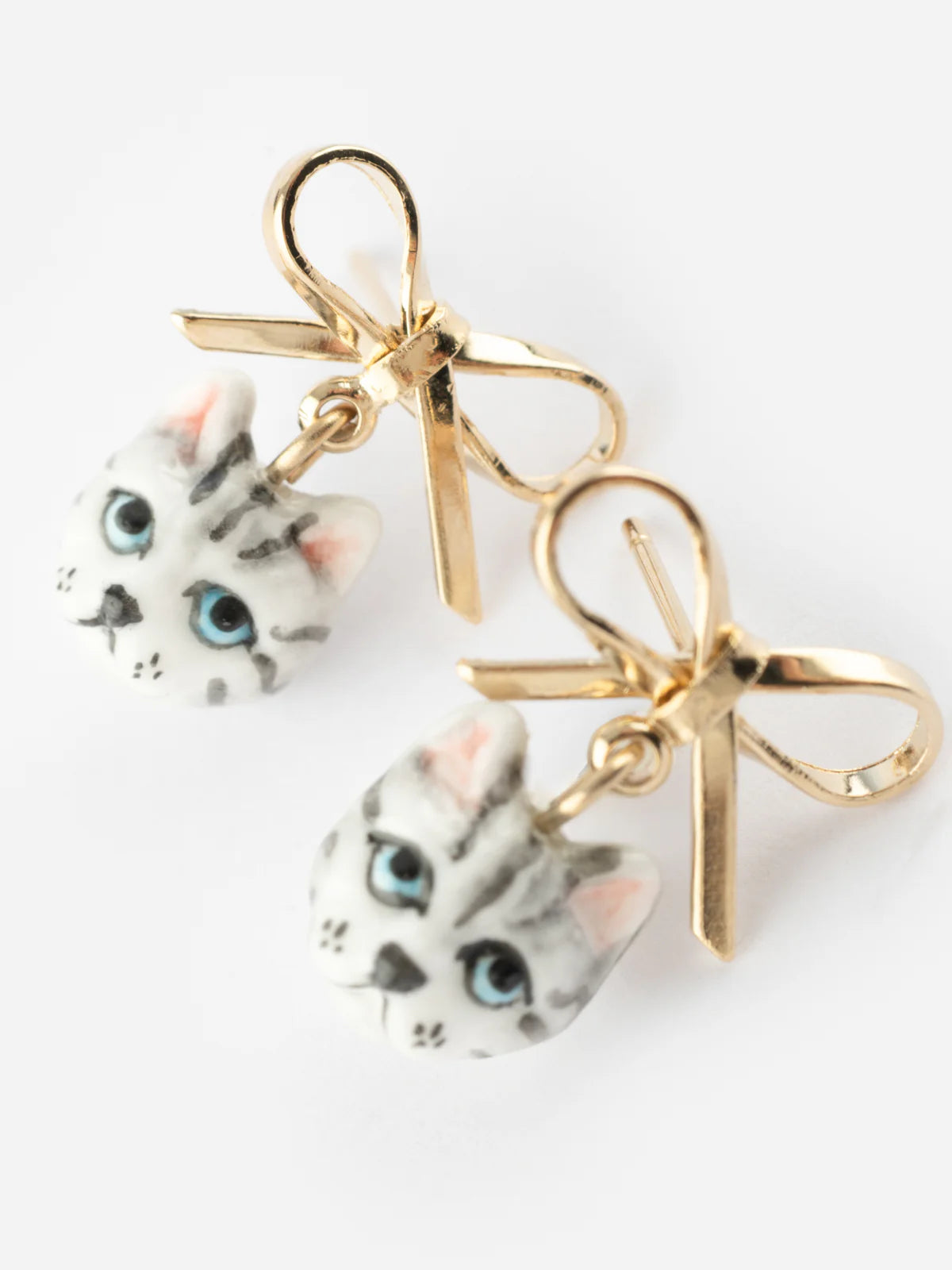 Boucles d'oreilles puces -  chat tabby et nœud