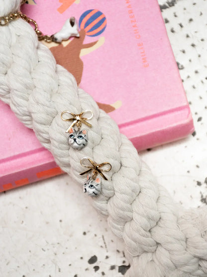 Boucles d'oreilles puces -  chat tabby et nœud