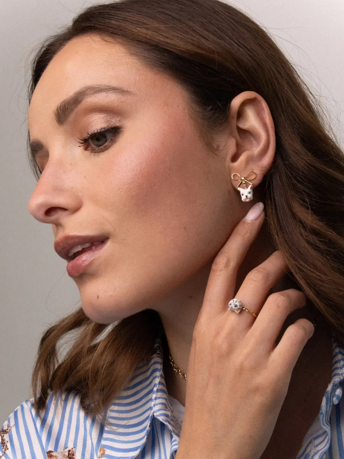 Boucles d'oreilles puces - chien Coton de Tulear et nœud