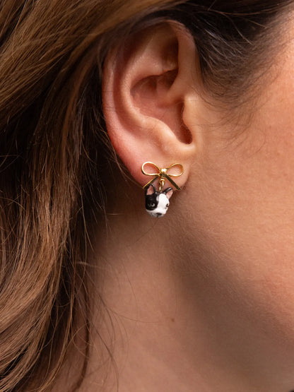 Bulldog francese con orecchie penzolanti, pulci e fiocco