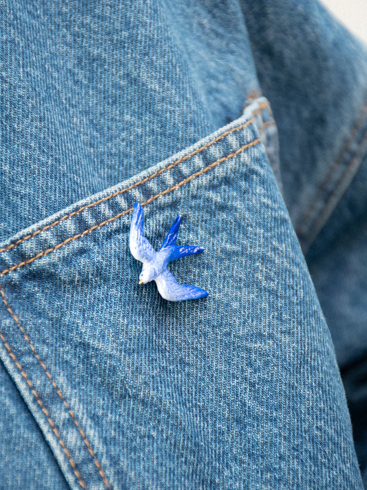 Pin’s hirondelle bleue