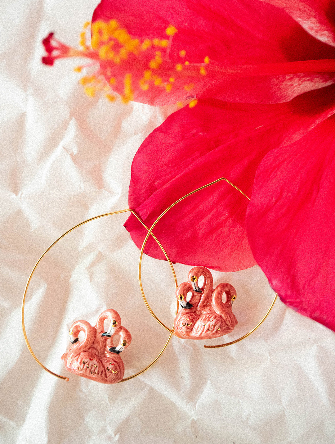 Grandi orecchini a cerchio con fenicottero rosa