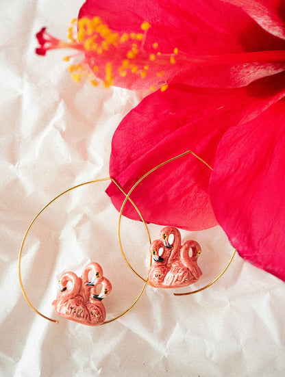 Grandi orecchini a cerchio con fenicottero rosa