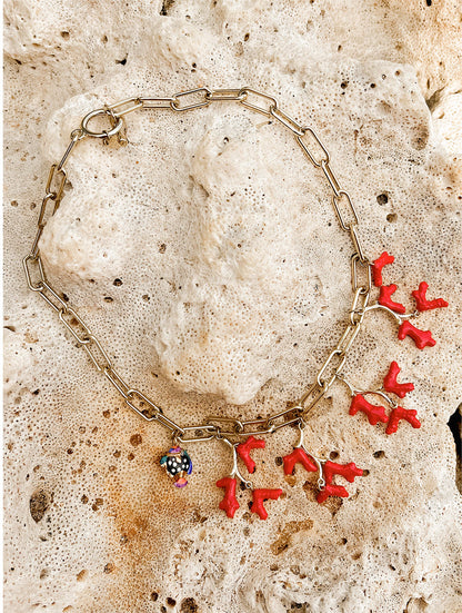 Collana di corallo rosso e pesce maculato