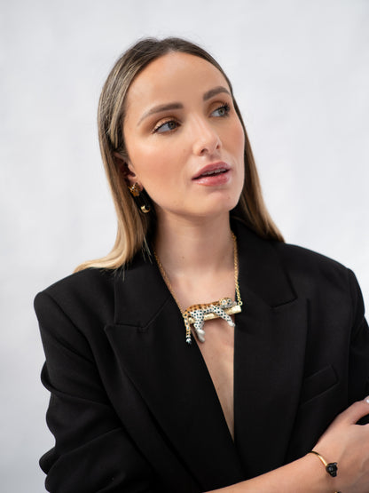 Collier léopard sur branche