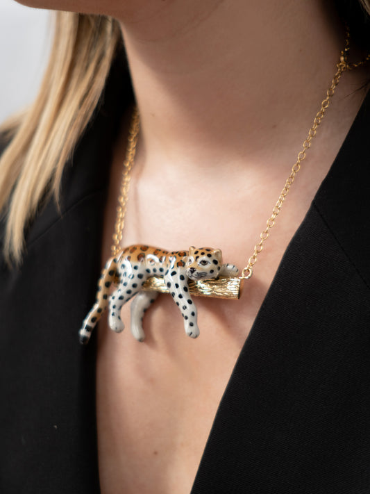 Collier léopard sur branche
