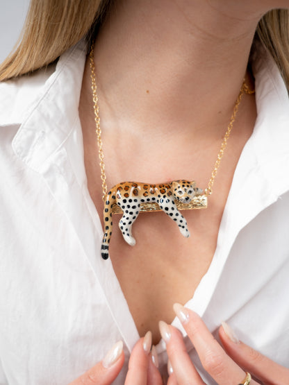 Collier léopard sur branche