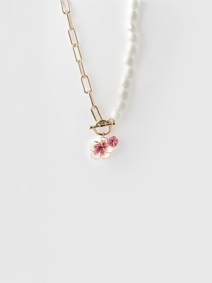 Collana di perle e ibisco