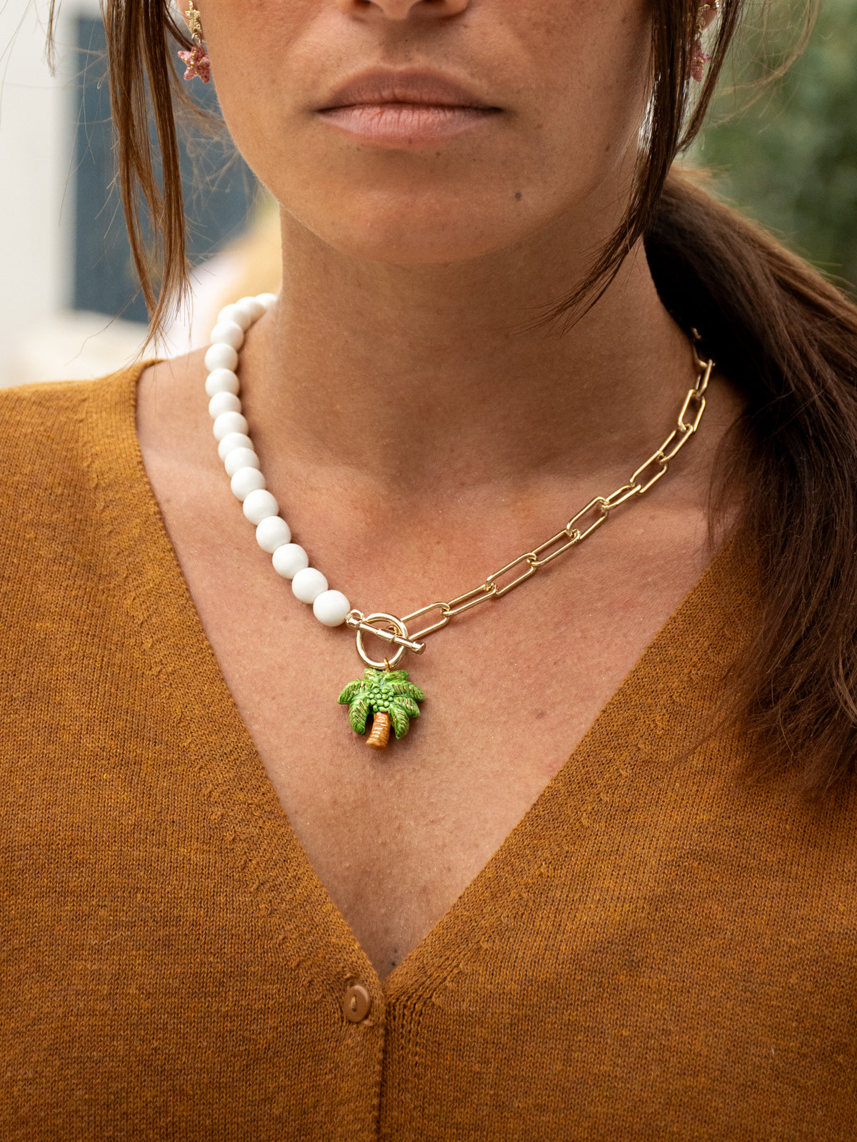 Collana di perle e palme