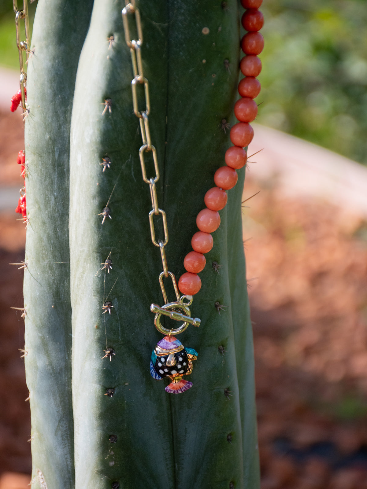 Collana di perle e pesci maculati